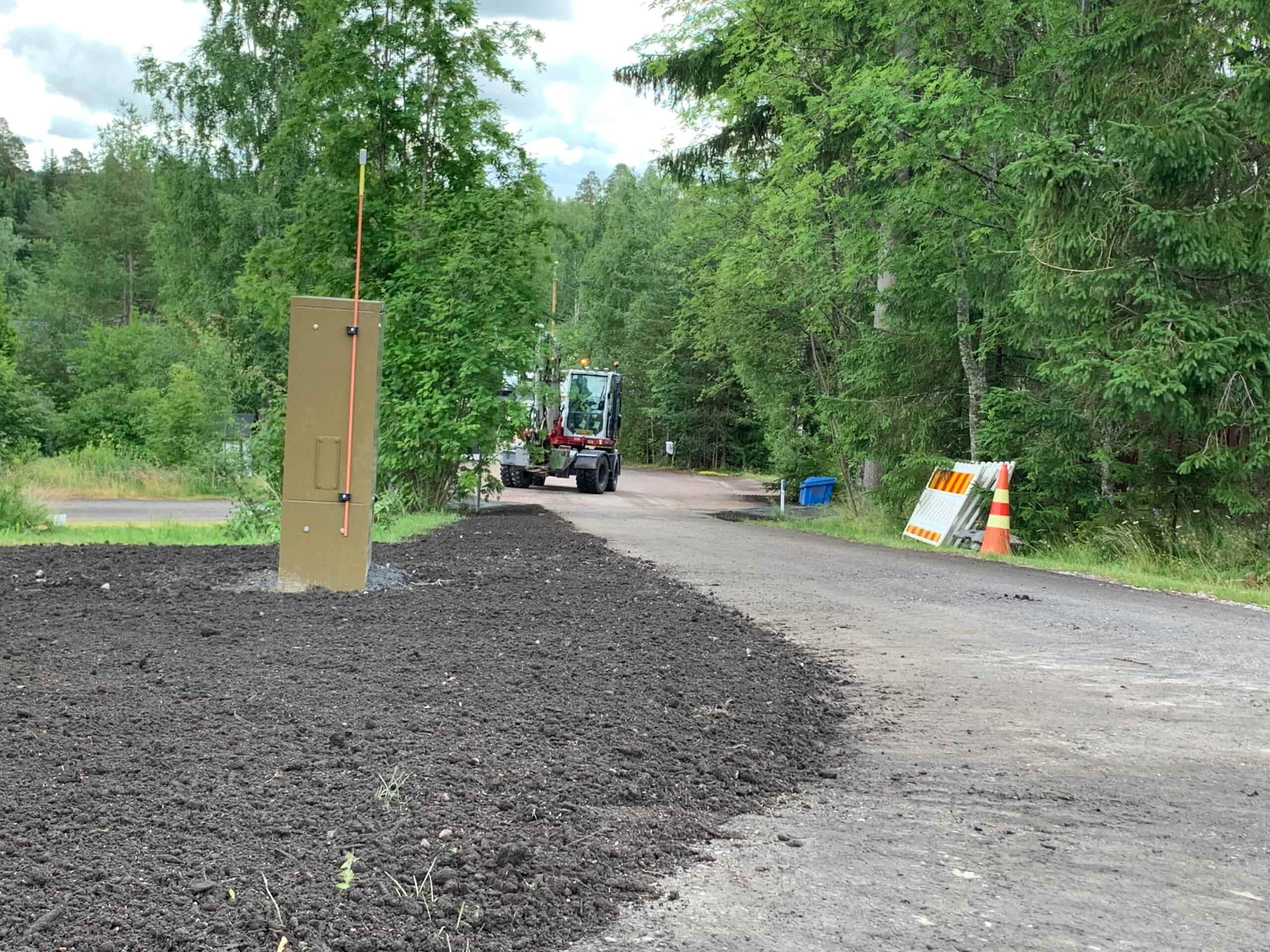 Kaivinkone Ylöjärvellä tasoittamassa maaperää