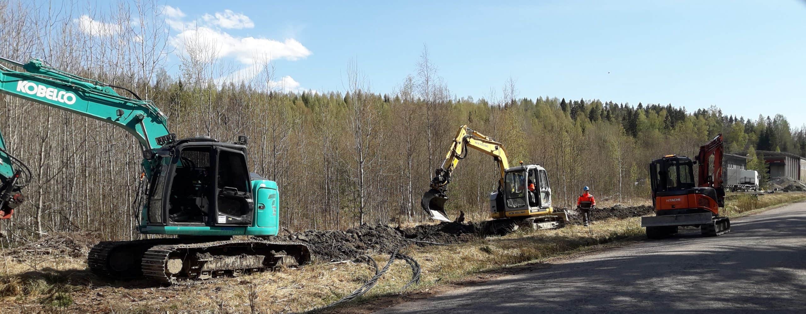 Maanrakennus Pirkanmaalla kolme kaivinkonetta sähkökaapelia kaivamassa